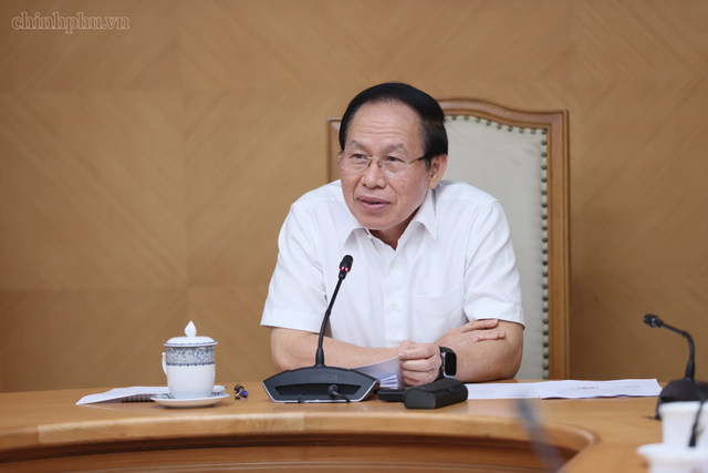 Phó Thủ tướng Lê Tiến Châu đề nghị đại diện các bộ, ngành, cơ quan liên quan báo cáo cụ thể về thực trạng cung ứng sách giáo khoa. Ảnh: chinhphu.vn/Thu Sa