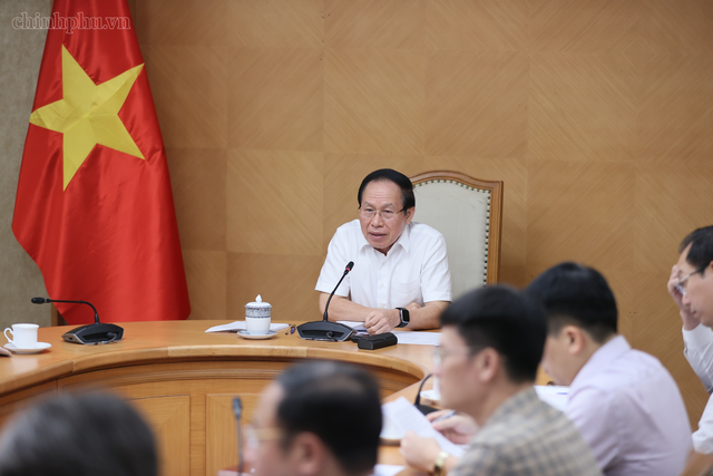 Phó Thủ tướng giao Bộ Giáo dục và Đào tạo chỉ đạo Nhà xuất bản Giáo dục Việt Nam rà soát, xác định cụ thể địa bàn, số lượng còn thiếu; trên cơ sở đó tổ chức in ấn bổ sung, bảo đảm mọi học sinh có đủ sách giáo khoa - Ảnh: chinhphu.vn/Thu Sa