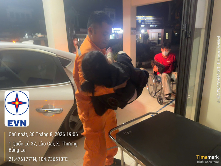 Công nhân Điện lực Lào Cai hỗ trợ đưa người bị tai nạn giao thông đi cấp cứu. Ảnh: ĐLLC