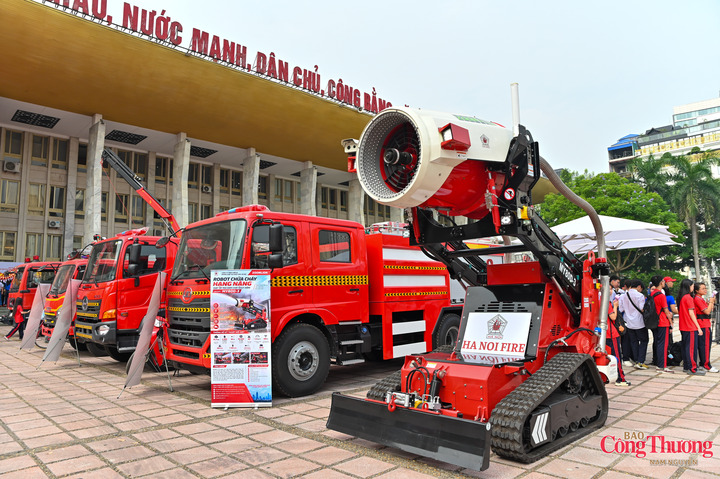 Khu vực ngoài trời trưng bày các thiết bị PCCC và CNCH hiện đại nhất thế giới.