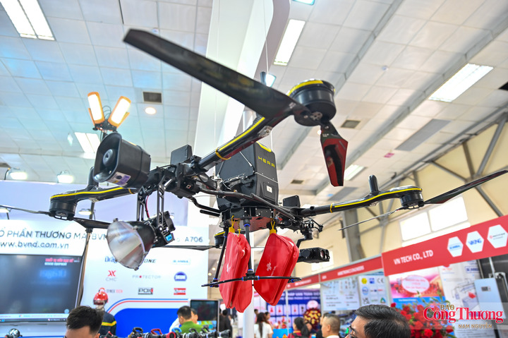Hàng loạt UAV, máy bay không người lái chữa cháy được giới thiệu đến công chúng.