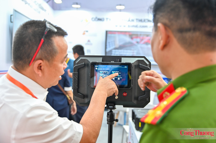 Triển lãm giới thiết bị Rescue Radar được mô tả sử dụng radar xuyên đất với khả năng phát hiện chuyển động nhẹ và hơi thở nông của người bị mắc kẹt. Thiết bị có màn hình máy tính bảng kết nối không dây và được thiết kế để triển khai nhanh tại hiện trường.