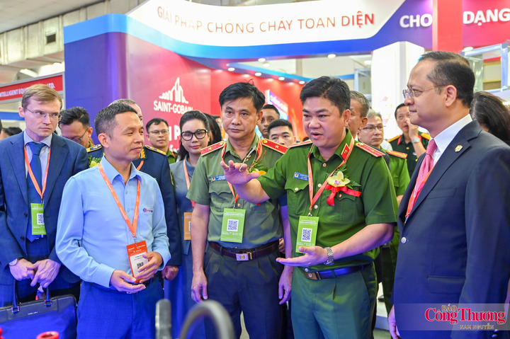 Thiếu tướng Dương Đức Hải, Cục trưởng Cục Cảnh sát PCCC và CNCH trao đổi với các đơn vị tham dự triển lãm.