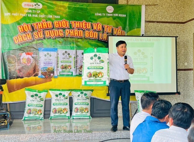 Cán bộ kỹ thuật của Supe Lâm Thao giới thiệu và hướng dẫn sử dụng phân bón Lâm Thao tại TP. Đồng Nai, khu vực tỉnh Bình Phước cũ. Ảnh: Supe Lâm Thao