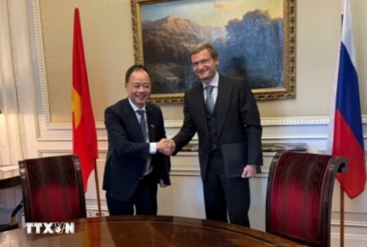 Giáo sư, Tiến sỹ Trần Hồng Thái, Chủ tịch Viện Hàn lâm Khoa học và Công nghệ Việt Nam và Phó Chủ tịch phụ trách Kinh doanh quốc tế, Công ty Cổ phần đại chúng AFK Sistema ông Artyom Zassourky. Ảnh: TTXVN