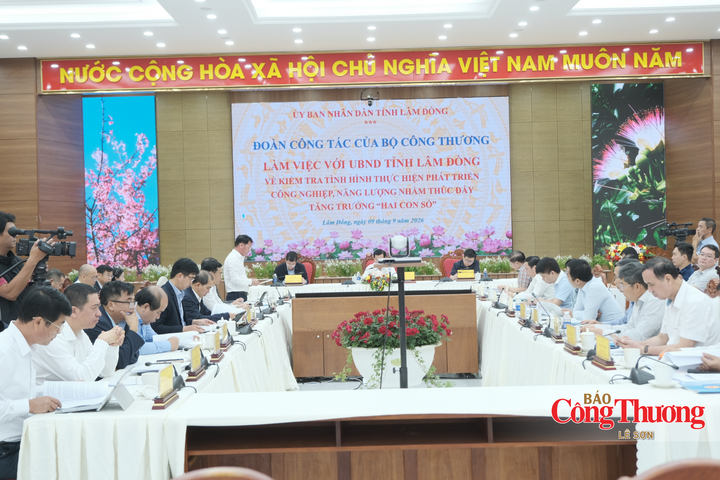 Quang cảnh buổi làm việc.