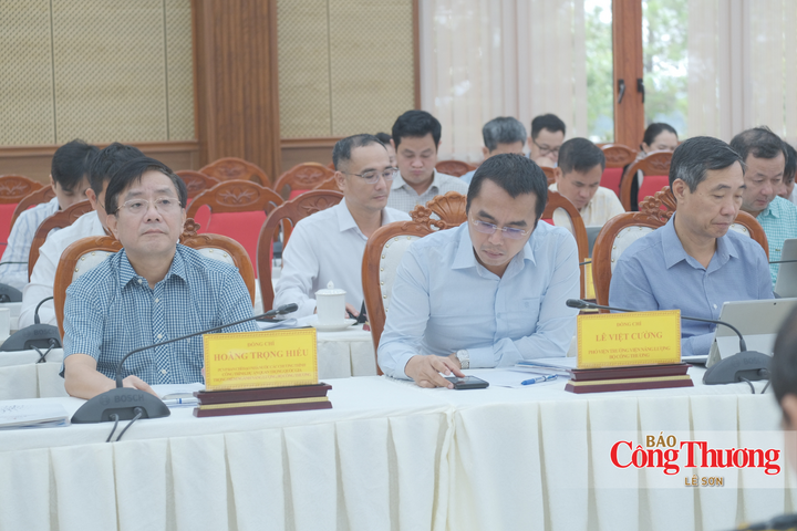 Các thành viên trong đoàn công tác của Bộ Công Thương tại buổi làm việc.