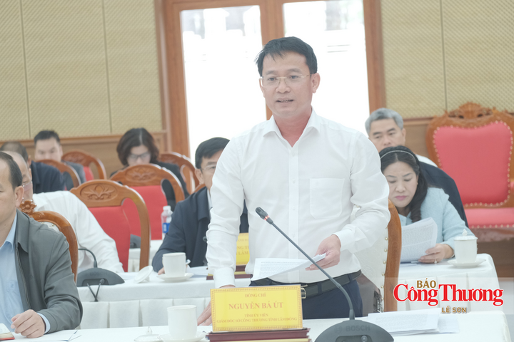 Ông Nguyễn Bá Út, Giám đốc Sở Công Thương tỉnh Lâm Đồng báo cáo với đoàn công tác.