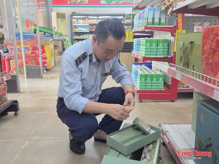 Kiểm tra sản phẩm bánh Trung thu đóng hộp.