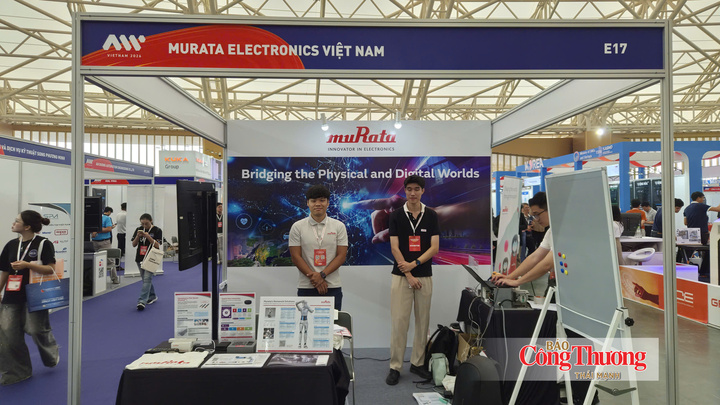 Ông Ryan Ang Chee Hang (ngoài cùng trái) - Kỹ sư Marketing sản phẩm, Murata Electronics Singapore.