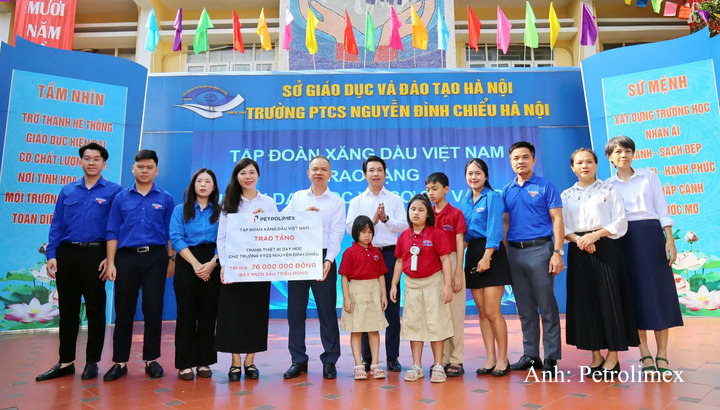 Phó Tổng Giám đốc Petrolimex Nguyễn Đình Dương đại diện Tập đoàn Xăng dầu Việt Nam trao trang thiết bị dạy học tặng các em học sinh Trường PTCS Nguyễn Đình Chiểu