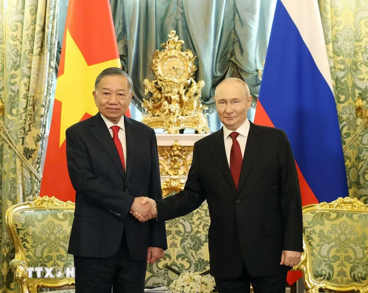 Tổng Bí thư, Chủ tịch nước Tô Lâm và Tổng thống Nga Vladimir Putin chụp ảnh chung trước hội đàm. (Ảnh: Thống Nhất/TTXVN)