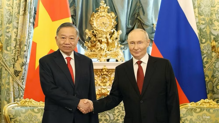 Tổng Bí thư, Chủ tịch nước Tô Lâm gặp hẹp Tổng thống Liên bang Nga Vladimir Putin. Ảnh: Thống Nhất/TTXVN