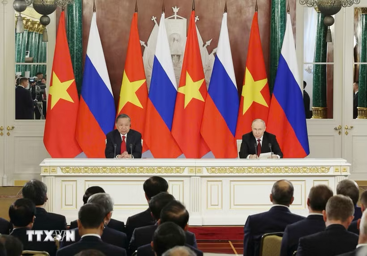 Tổng Bí thư, Chủ tịch nước Tô Lâm và Tổng thống Nga Vladimir Putin họp báo chung. Ảnh: Thống Nhất/TTXVN