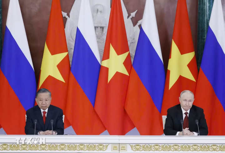 Tổng Bí thư, Chủ tịch nước Tô Lâm và Tổng thống Nga Vladimir Putin họp báo chung. (Ảnh: Thống Nhất/TTXVN