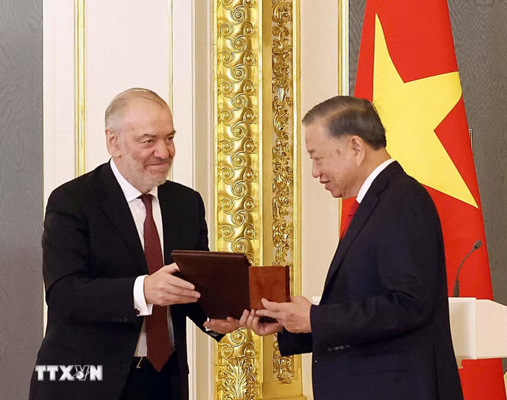 Nghệ sỹ Nhân dân Liên bang Nga Valery Gergiev, Chủ tịch Hội đồng Giám khảo Giải thưởng Hòa bình Lev Tolstoy trao Giải thưởng Hoà bình Lev Tolstoy năm 2026 cho Tổng Bí thư, Chủ tịch nước Tô Lâm. Ảnh: Thống Nhất/TTXVN