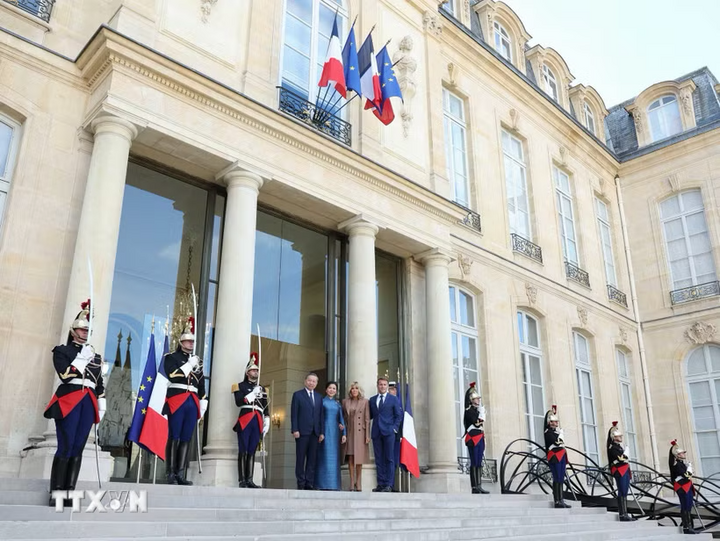 Tổng thống Pháp Emmanuel Macron và Phu nhân đón Tổng Bí thư, Chủ tịch nước Tô Lâm và Phu nhân. Ảnh: Thống Nhất/TTXVN
