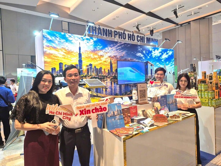 Đại diện các doanh nghiệp TP. Hồ Chí Minh tham gia trưng bày, giới thiệu sản phẩm du lịch, thực phẩm, khoa học, công nghệ tại khuôn khổ Hội nghị tổng kết Thỏa thuận hợp tác phát triển kinh tế - xã hội giữa TP. Hồ Chí Minh với một số địa phương phía Bắc và Bắc Trung Bộ, tổ chức tại Nghệ An
