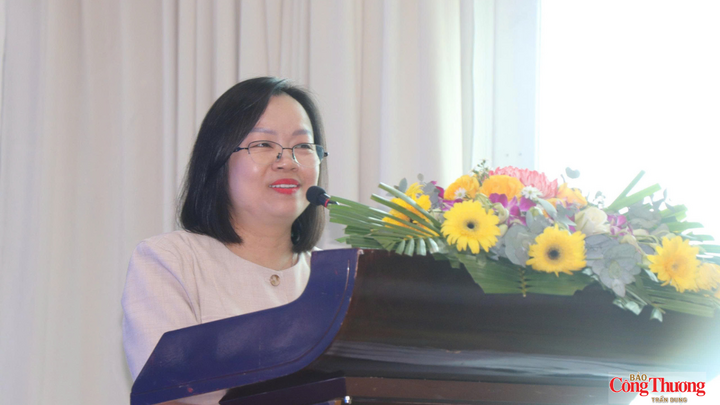 Bà Đinh Thị Linh Hương, Phó cục trưởng Cục Công nghiệp công nghệ thông tin - Bộ Khoa học và Công nghệ, phát biểu tại hội thảo.
