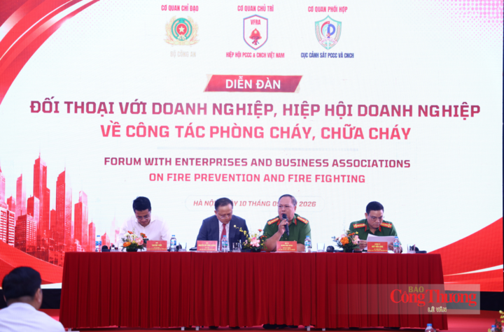 Các đại biểu trao đổi tại phần thảo luận của diễn đàn