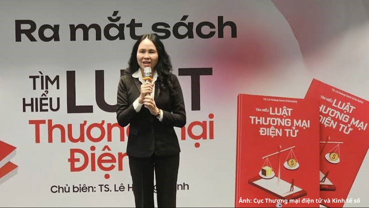 TS. Lê Hoàng Oanh trình bày về nội dung sách Tìm hiểu về Luật Thương mại điện tử.