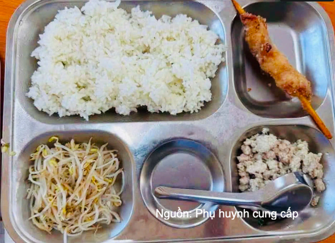 Suất ăn bán trú 40.000 đồng tại Trường Tiểu học Trung Giã khiến phụ huynh bức xúc.