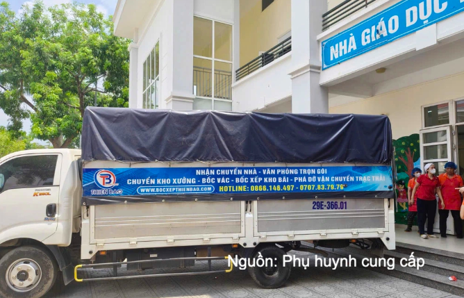 Đơn vị cung cấp dùng xe chở hàng đưa đồ ăn tới trường khiến phụ huynh băn khoăn.