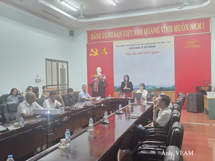 Đại diện Công ty Đấu giá hợp danh Đấu giá Việt Nam thông tin các quy định trước phiên đấu giá
