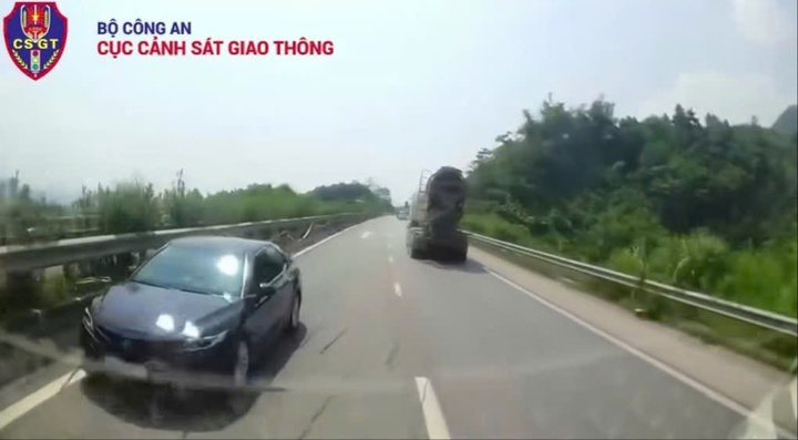 Xe ô tô con đi ngược chiều trên cao tốc Nội Bài - Lào Cai.