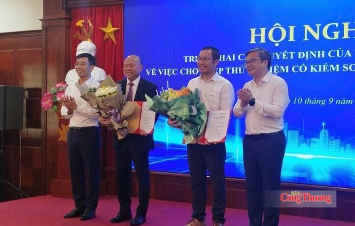 Phó Chủ tịch UBND TP. Hà Nội Trương Việt Dũng trao quyết định cho đại diện hai doanh nghiệp.