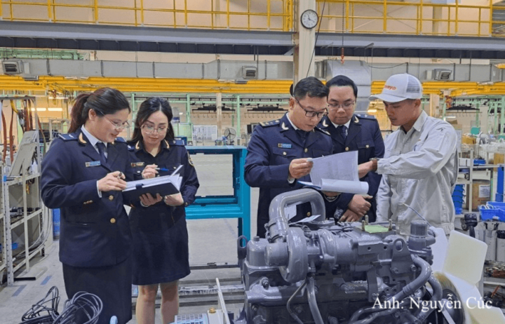 Cán bộ Chi cục Hải quan khu vực II thực hiện nhiệm vụ kiểm tra sau thông quan.