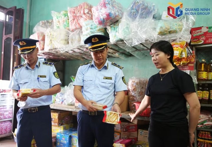 Quản lý thị trường TP. Quảng Ninh kiểm tra các cơ sở bán bánh trung thu.