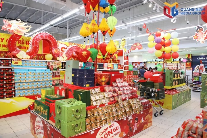 Tại các trung tâm thương mại trên địa bàn TP. Quảng Ninh, các sản phẩm bánh trung thu đa dạng về mẫu mã và giá.