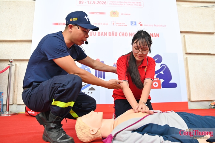 Em Nguyễn Thanh Phương, học sinh Trường THPT Việt Đức (Hà Nội), tỏ ra đặc biệt thích thú với phần thực hành hô hấp nhân tạo. Lần đầu tiên được trực tiếp thực hành các thao tác sơ cứu, Phương cho biết trải nghiệm giúp em hiểu rằng trong những tình huống khẩn cấp, biết cách xử lý đúng lúc có thể tạo ra cơ hội cứu sống một người. “Trước đây em chỉ được nghe về hô hấp nhân tạo, hôm nay mới được trực tiếp thực hành nên em thấy rất thú vị và dễ nhớ hơn. Em nghĩ những kỹ năng này rất cần thiết, không chỉ trong trường học mà còn trong cuộc sống hằng ngày”.
