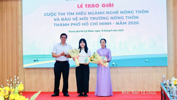 Ban Tổ chức tặng hoa và chứng nhận cho các tác giả đoạt giải.
