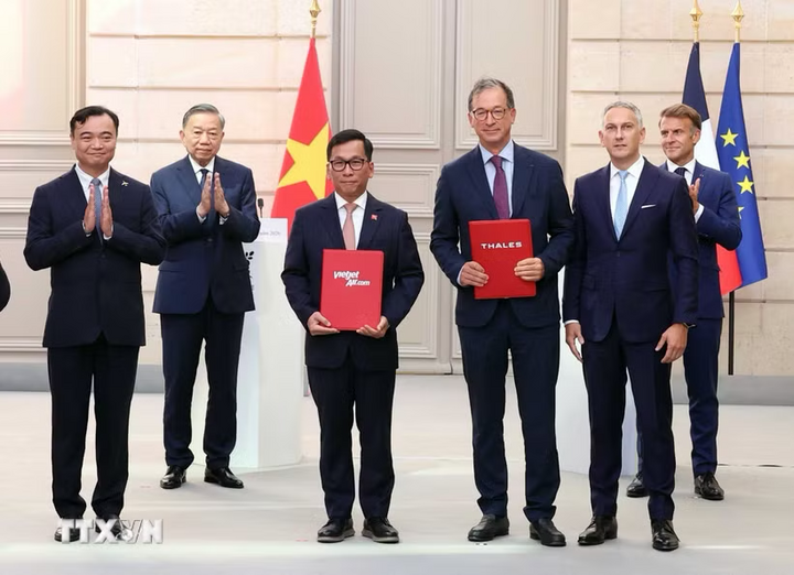 Tổng Bí thư, Chủ tịch nước Tô Lâm và Tổng thống Pháp Emmanuel Macron chứng kiến trao văn kiện và thỏa thuận hợp tác giữa hai nước. Ảnh: Thống Nhất/TTXVN