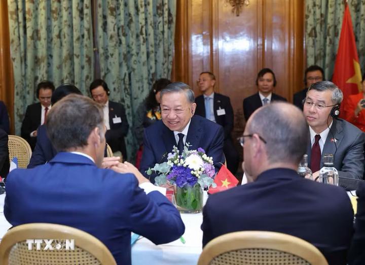 Tổng Bí thư, Chủ tịch nước Tô Lâm và Tổng thống Cộng hòa Pháp Emmanuel Macron cùng các đại biểu. Ảnh: Thống Nhất/TTXVN