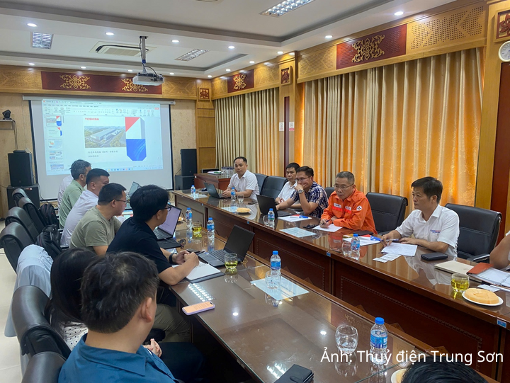 Lãnh đạo TSHPCo và đoàn công tác trao đổi các nội dung liên quan đến thiết bị và công tác vận hành Nhà máy.