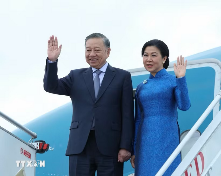 Tổng Bí thư, Chủ tịch nước Tô Lâm và Phu nhân rời thủ đô Paris, kết thúc tốt đẹp chuyến thăm chính thức Cộng hòa Pháp và dự Hội nghị Thượng đỉnh Không gian vũ trụ. Ảnh: Thống Nhất/TTXVN