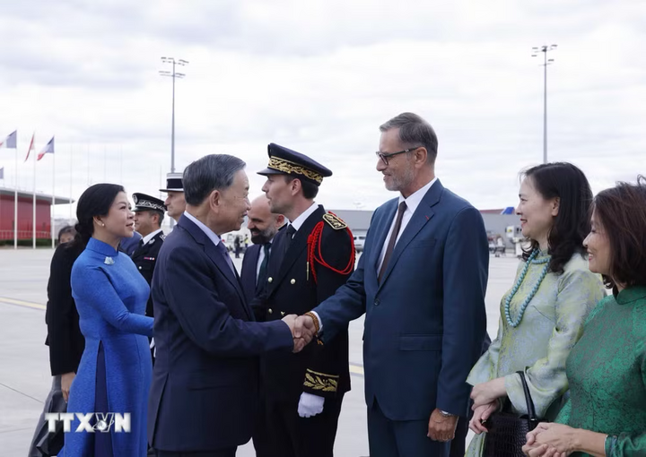 Lễ tiễn Tổng Bí thư, Chủ tịch nước Tô Lâm và Phu nhân tại sân bay Orly, Paris. Ảnh: Thống Nhất/TTXVN