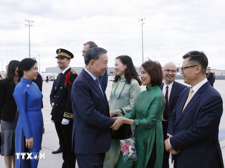 Lễ tiễn Tổng Bí thư, Chủ tịch nước Tô Lâm và Phu nhân tại sân bay Orly, Paris. Ảnh: Thống Nhất/TTXVN