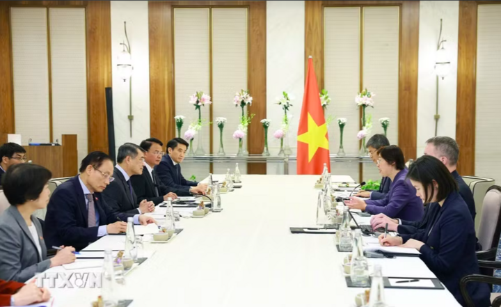 Thủ tướng Lê Minh Hưng tiếp bà Zou Jiayi, Chủ tịch Ngân hàng Đầu tư Cơ sở hạ tầng Châu Á (AIIB). Ảnh: (Dương Giang/TTXVN)