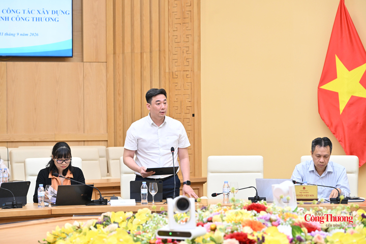 Ông Ngô Đức Minh - Vụ trưởng Vụ Pháp chế báo cáo tại cuộc họp.