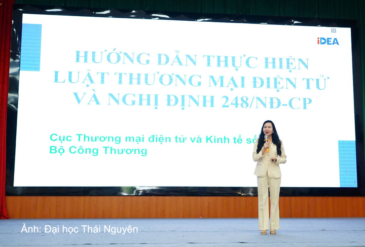 TS. Lê Hoàng Oanh - Cục Trưởng Cục Thương mại điện từ và Kinh tế số trình bày tham luận.
