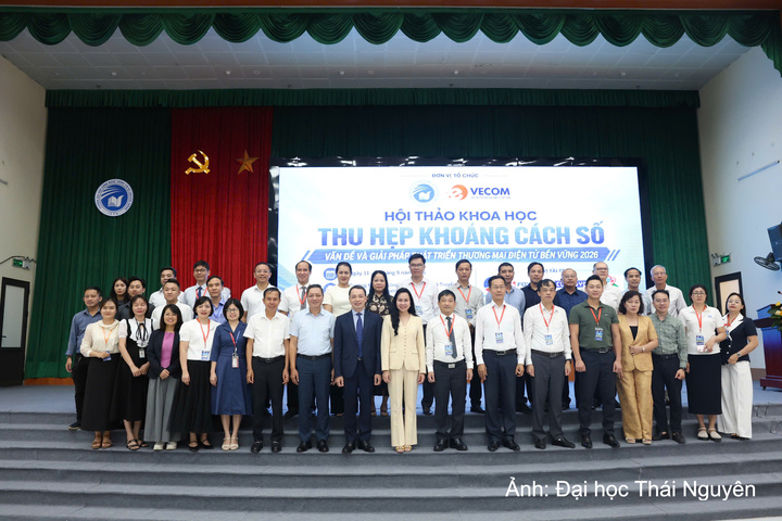 Các đại biểu chụp ảnh lưu niệm.