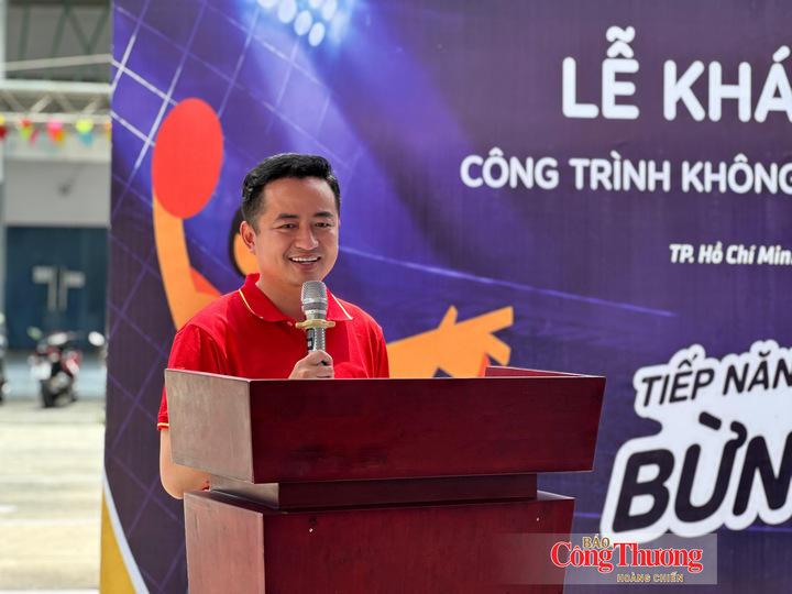 Anh Lê Tuấn Anh, Phó Bí thư Thành Đoàn, Chủ tịch Hội Liên hiệp Thanh niên TP. Hồ Chí Minh phát biểu tại buổi lễ.