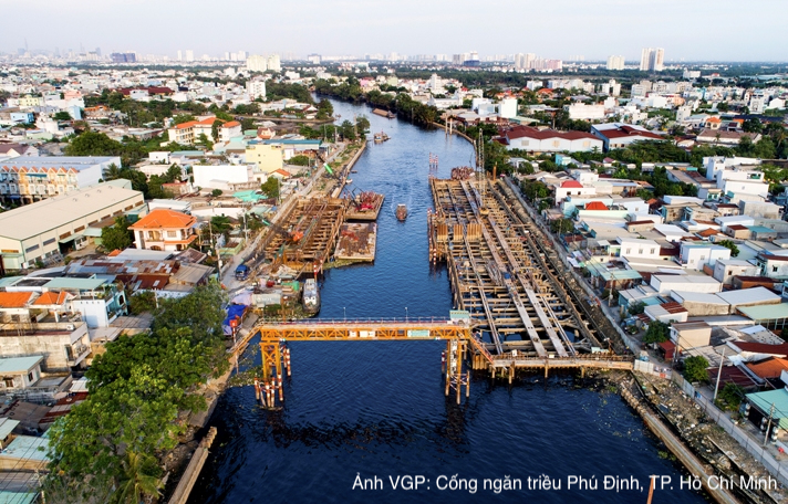 Theo các chuyên gia, các cống ngăn triều xây dựng tại các cửa sông nhỏ, không đủ điều hành lượng nước khi mưa lớn, triều dâng ở toàn bộ thành phố.