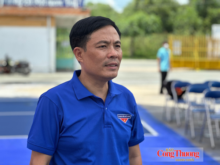 Anh Đỗ Văn Phùng, Giám đốc Trung tâm Hoạt động Thanh niên Bình Dương trao đổi với phóng viên.
