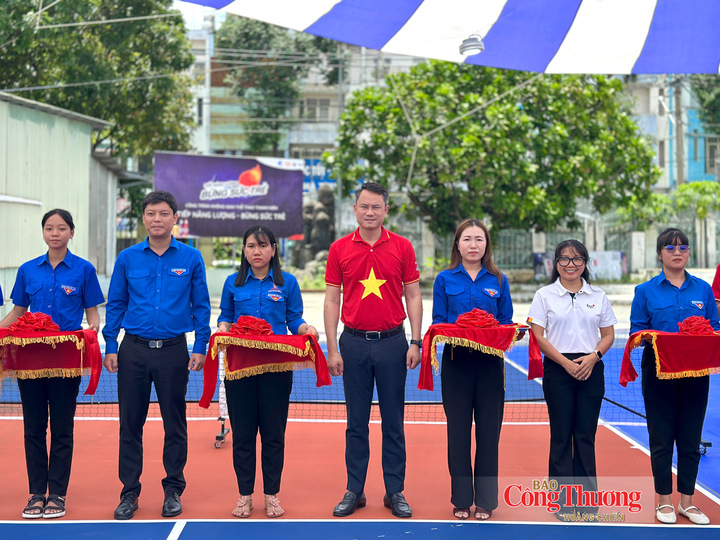 Các đại biểu thực hiện nghi thức cắt băng khánh thành.