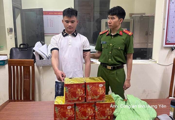 Đối tượng Bùi Phương Nam cùng vật chứng.